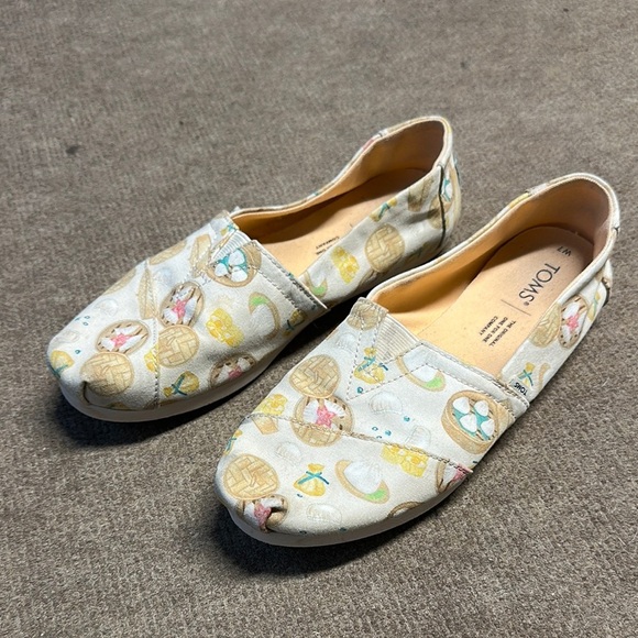 Toms Slip on shoes size 7 women’s pie themed - Picture 1 of 5